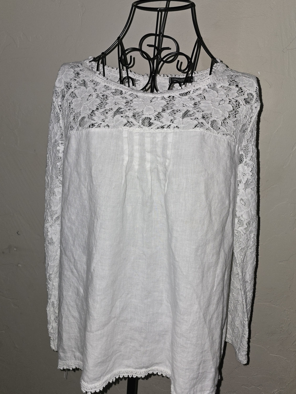 Lungo L'Arno White100% linen blouse w/ long sleeves and lace trim made in Italy